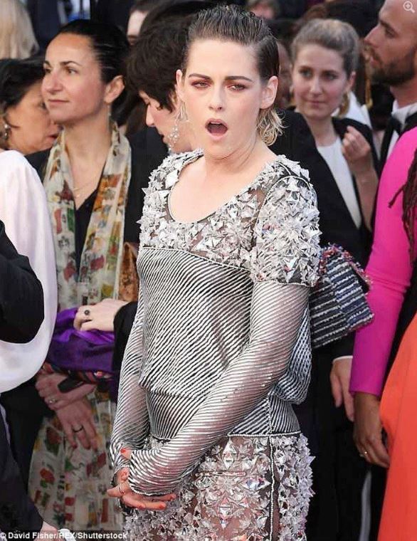 不爽紅毯潛規則！克莉絲汀紅毯上「當眾彎下腰霸氣一個move」全球女性推爆：男女平等！