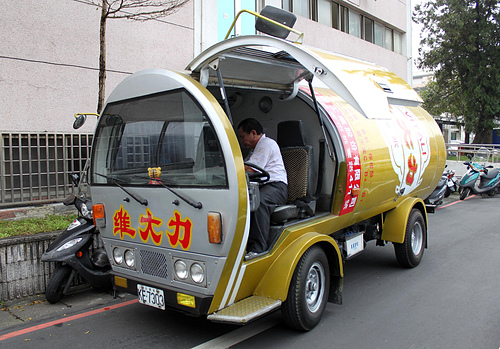 懷念到想哭！網友在路上驚見「維大力車」高興像碰見彩虹　1.2萬網友推爆：「小時候以為後面有水龍頭！」