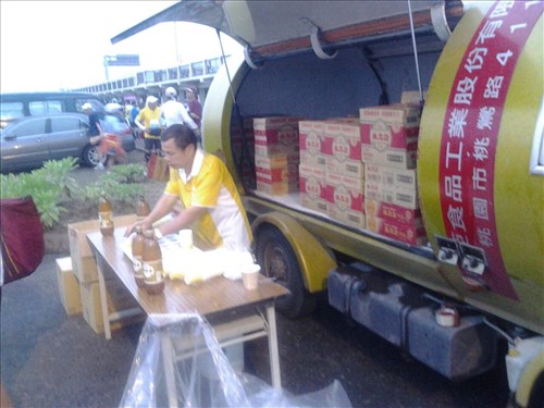懷念到想哭！網友在路上驚見「維大力車」高興像碰見彩虹　1.2萬網友推爆：「小時候以為後面有水龍頭！」