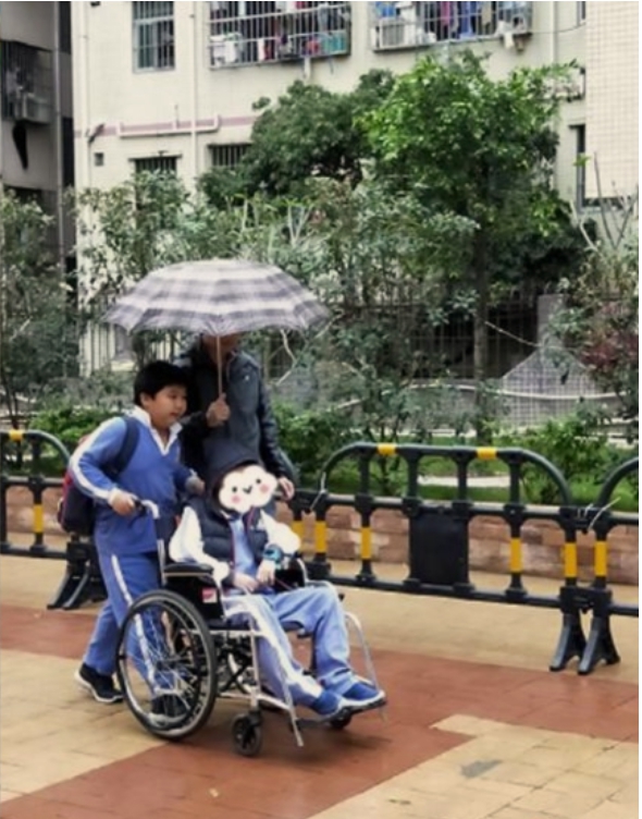 最暖小看護！10歲小學生「默默照顧坐輪椅同學4年」天天抱上抱下　媽媽勸「累了可以不要幫忙」兒子卻堅持到底