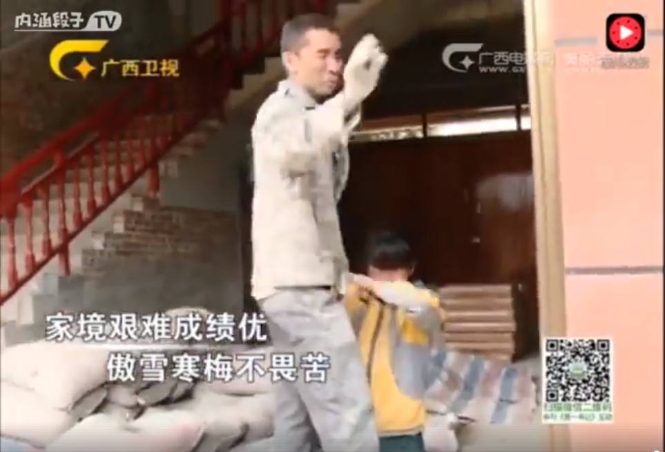 騙女兒是做木工！老父為賺錢「扛水泥做3倍粗工」　孝女返家下跪哭求「最後替爸爸做的事」網友全落淚