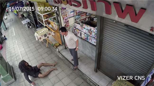 流浪漢每天「堅持守門口」老闆趕都趕不走　直到他突然消失「打開監視器」才發現他是來報恩的