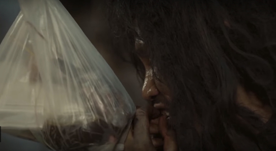 流浪漢每天「堅持守門口」老闆趕都趕不走　直到他突然消失「打開監視器」才發現他是來報恩的