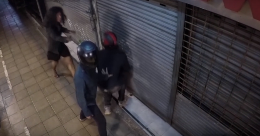 流浪漢每天「堅持守門口」老闆趕都趕不走　直到他突然消失「打開監視器」才發現他是來報恩的