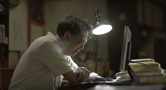 流浪漢每天「堅持守門口」老闆趕都趕不走　直到他突然消失「打開監視器」才發現他是來報恩的