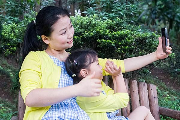 不忍了！2歲女兒玩手機「誤設鬧鐘」　凌晨一點大響「結束我10年婚姻」：再見了，寄生蟲
