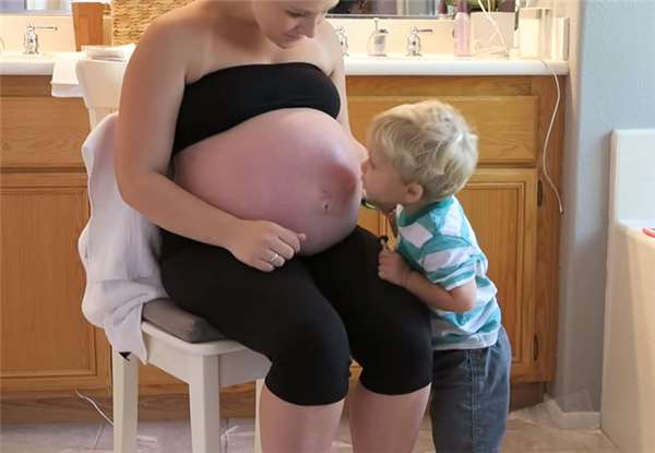 她懷孕9個月「用凡士林塗滿肚子」用紗布包裹　拆開後「讓其他媽媽超羨慕」：當初怎麼沒想到！