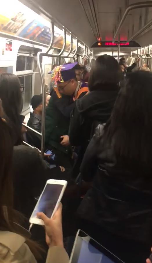 地鐵突然停住！男大生困在車廂「錯過畢業典禮」　結果「全車乘客決定聯合幫他辦一場」溫暖全國