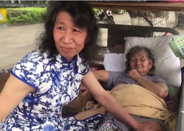 男扮女裝21年！61歲大叔街頭賣藝「扮女裝穿旗袍」為哄老母親開心　「背後坎坷故事起底」：就算被笑也值得