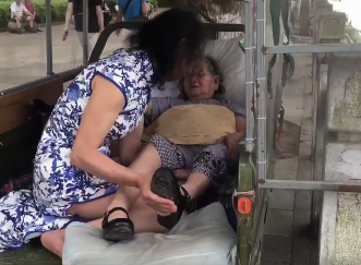男扮女裝21年！61歲大叔街頭賣藝「扮女裝穿旗袍」為哄老母親開心　「背後坎坷故事起底」：就算被笑也值得