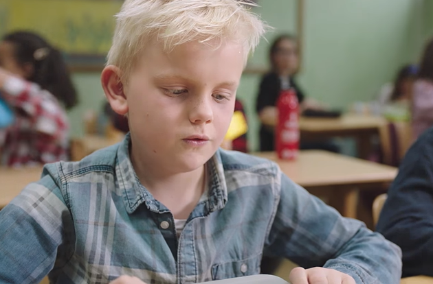 小男孩家裡窮「午餐什麼都沒有」尷尬逃出教室　喝水止餓回到教室後「便當盒卻不太對勁」