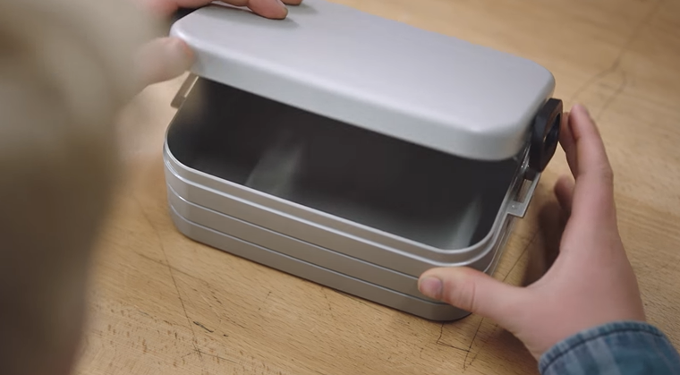 小男孩家裡窮「午餐什麼都沒有」尷尬逃出教室　喝水止餓回到教室後「便當盒卻不太對勁」