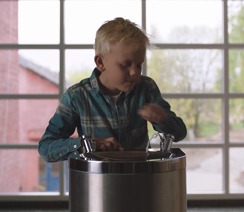 小男孩家裡窮「午餐什麼都沒有」尷尬逃出教室　喝水止餓回到教室後「便當盒卻不太對勁」