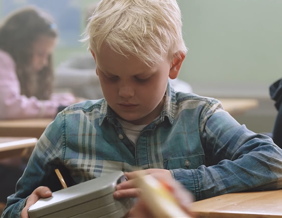 小男孩家裡窮「午餐什麼都沒有」尷尬逃出教室　喝水止餓回到教室後「便當盒卻不太對勁」