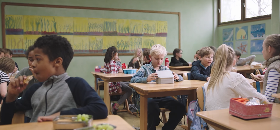 小男孩家裡窮「午餐什麼都沒有」尷尬逃出教室　喝水止餓回到教室後「便當盒卻不太對勁」