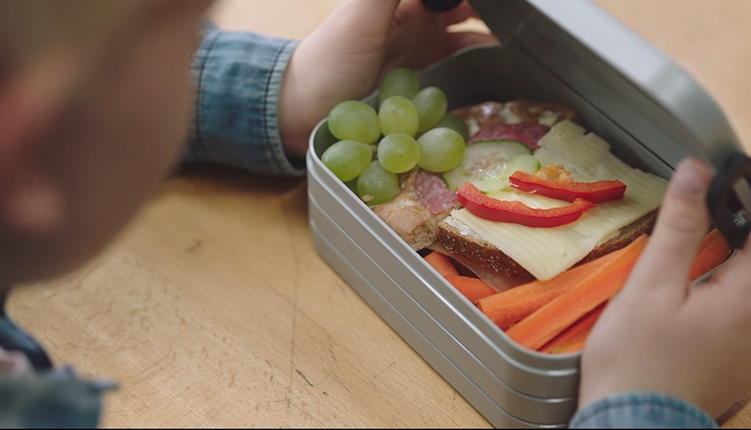 小男孩家裡窮「午餐什麼都沒有」尷尬逃出教室　喝水止餓回到教室後「便當盒卻不太對勁」