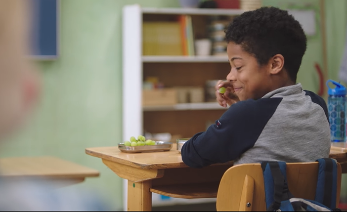 小男孩家裡窮「午餐什麼都沒有」尷尬逃出教室　喝水止餓回到教室後「便當盒卻不太對勁」