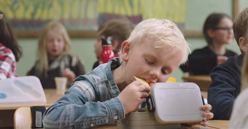 小男孩家裡窮「午餐什麼都沒有」尷尬逃出教室　喝水止餓回到教室後「便當盒卻不太對勁」