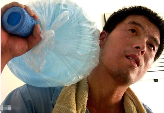 我送自己種的菜去女兒家，離開時女婿卻給我「半盒吃剩的蛋糕」，回家一看我忍不住落淚...