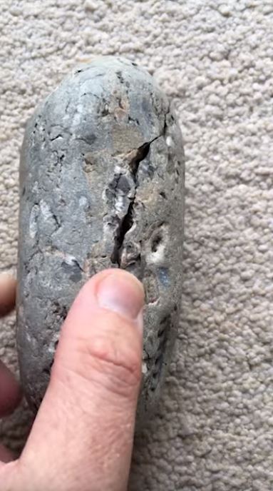 他10歲時「撿了一顆怪石頭回家」！35年後「石頭出現一道裂痕」他一掰開嗨翻尖叫：是寶藏