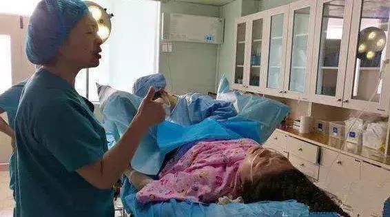 27歲孕婦難產生下兒子，老公卻總往「隔壁病房」跑！過去一看她瞬間落淚