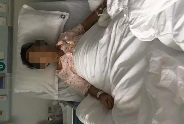 27歲孕婦難產生下兒子，老公卻總往「隔壁病房」跑！過去一看她瞬間落淚