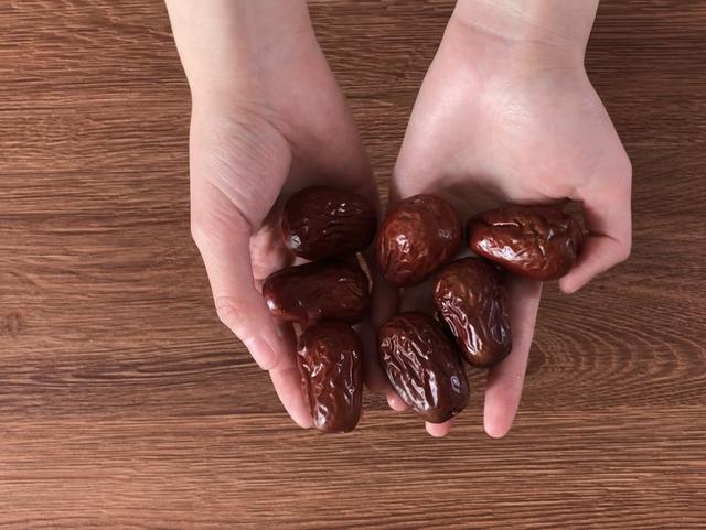 乾紅棗原來這麼髒！教你一個小妙招「3分鐘快速把紅棗洗乾淨」吃得安全又放心