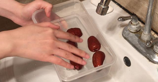 乾紅棗原來這麼髒！教你一個小妙招「3分鐘快速把紅棗洗乾淨」吃得安全又放心
