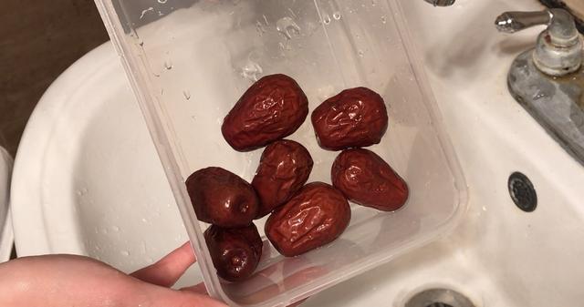 乾紅棗原來這麼髒！教你一個小妙招「3分鐘快速把紅棗洗乾淨」吃得安全又放心