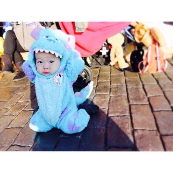 日本媽媽「把小孩扮成可愛毛怪」出門秒變焦點! 在迪士尼遇本尊「太興奮跌倒」下秒互動可愛到爆❤️