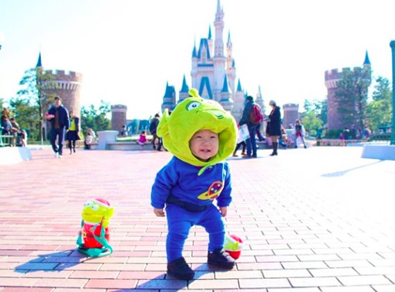 日本媽媽「把小孩扮成可愛毛怪」出門秒變焦點! 在迪士尼遇本尊「太興奮跌倒」下秒互動可愛到爆❤️