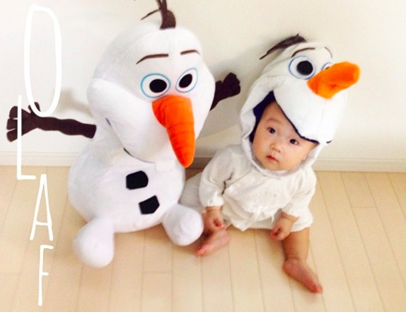 日本媽媽「把小孩扮成可愛毛怪」出門秒變焦點! 在迪士尼遇本尊「太興奮跌倒」下秒互動可愛到爆❤️