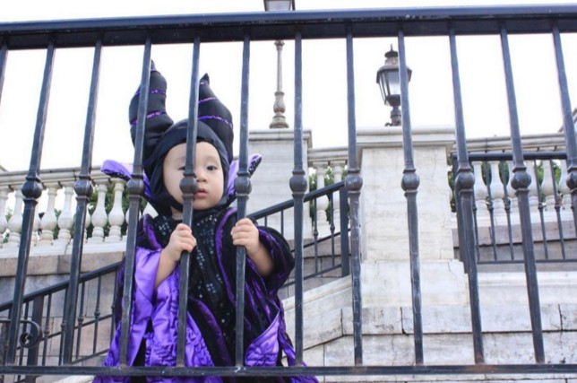 日本媽媽「把小孩扮成可愛毛怪」出門秒變焦點! 在迪士尼遇本尊「太興奮跌倒」下秒互動可愛到爆❤️