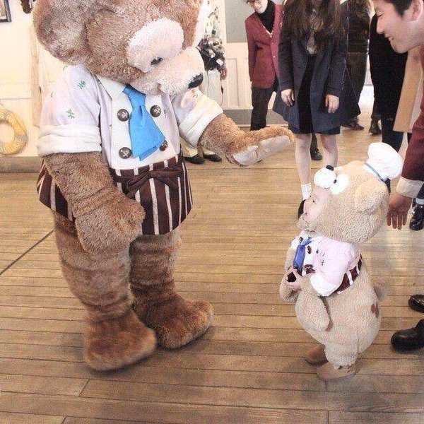 日本媽媽「把小孩扮成可愛毛怪」出門秒變焦點! 在迪士尼遇本尊「太興奮跌倒」下秒互動可愛到爆❤️