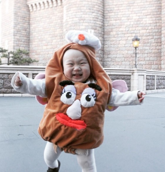 日本媽媽「把小孩扮成可愛毛怪」出門秒變焦點! 在迪士尼遇本尊「太興奮跌倒」下秒互動可愛到爆❤️