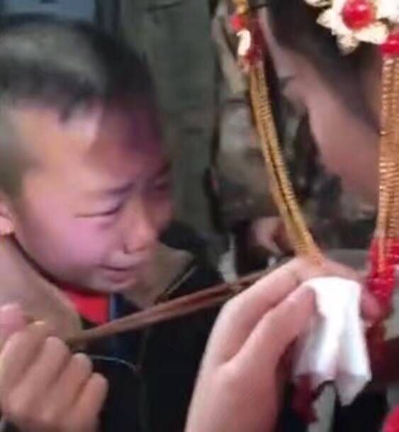 農村姐姐結婚「弟弟哭著餵她吃麵條」　原來背後「有著特殊意義」讓她泣不成聲