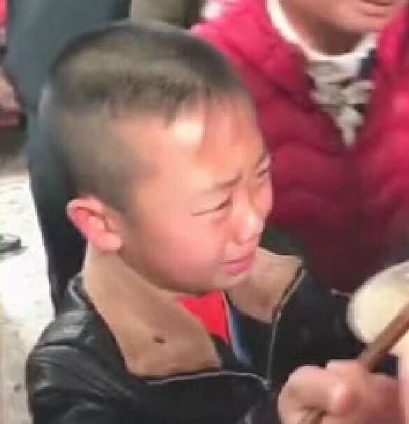 農村姐姐結婚「弟弟哭著餵她吃麵條」　原來背後「有著特殊意義」讓她泣不成聲