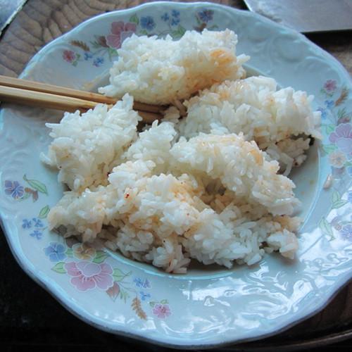 6歲孫子「嫌棄鄉下奶奶」要她吃剩飯！「媳婦的做法」讓婆婆忍不住低頭垂淚