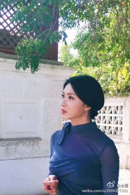 從舞者、演員、到最紅主持人！她23歲娶妻「28歲從男身變女人」　如今53歲「嫁德國老公」超幸福