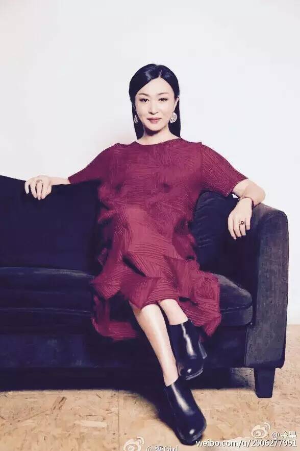 從舞者、演員、到最紅主持人！她23歲娶妻「28歲從男身變女人」　如今53歲「嫁德國老公」超幸福