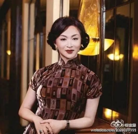 從舞者、演員、到最紅主持人！她23歲娶妻「28歲從男身變女人」　如今53歲「嫁德國老公」超幸福