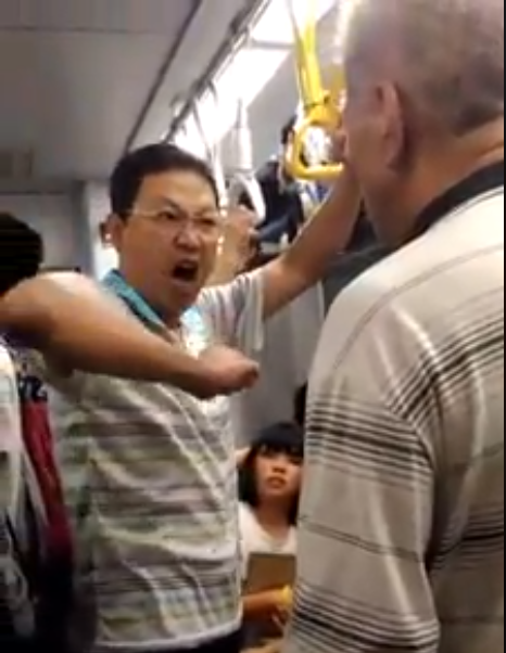 怪男電車起乩狂嗆阿伯：「我乃觀音菩薩座下青龍」　吵半天最後「互說天語和好」全車都傻眼