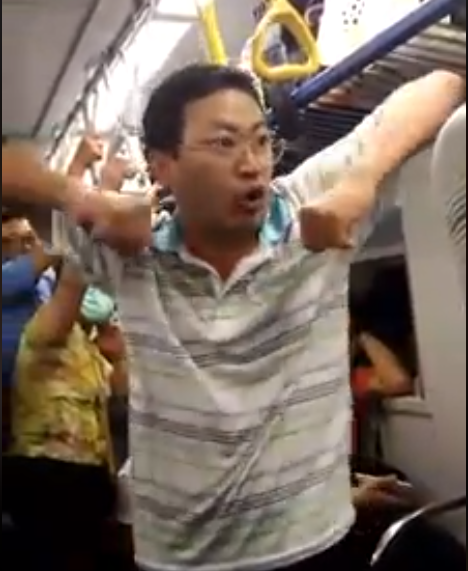怪男電車起乩狂嗆阿伯：「我乃觀音菩薩座下青龍」　吵半天最後「互說天語和好」全車都傻眼