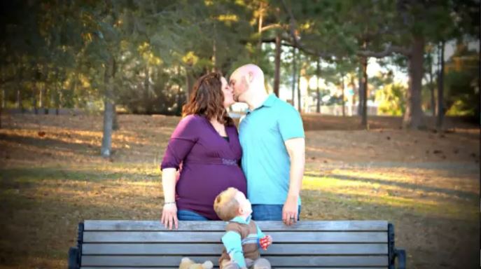 準爸媽一直不肯公布寶寶性別，親友乾脆衝來醫院「一掀開門簾所有人驚喜大叫」！