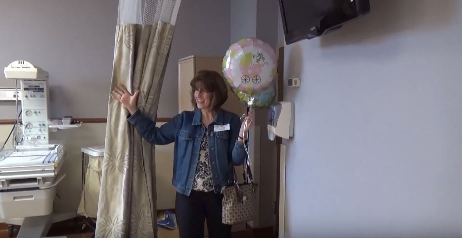 準爸媽一直不肯公布寶寶性別，親友乾脆衝來醫院「一掀開門簾所有人驚喜大叫」！