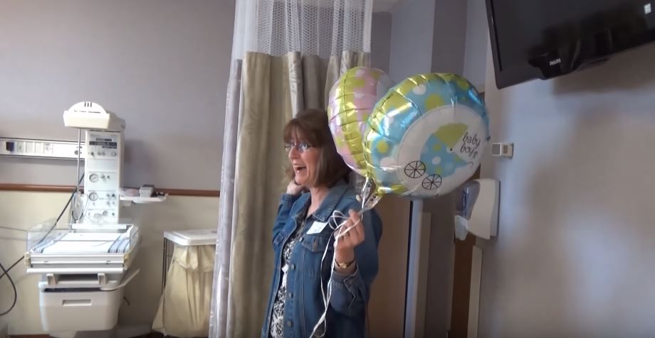 準爸媽一直不肯公布寶寶性別，親友乾脆衝來醫院「一掀開門簾所有人驚喜大叫」！