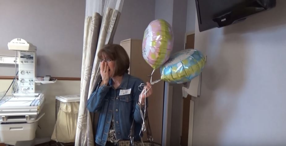 準爸媽一直不肯公布寶寶性別，親友乾脆衝來醫院「一掀開門簾所有人驚喜大叫」！