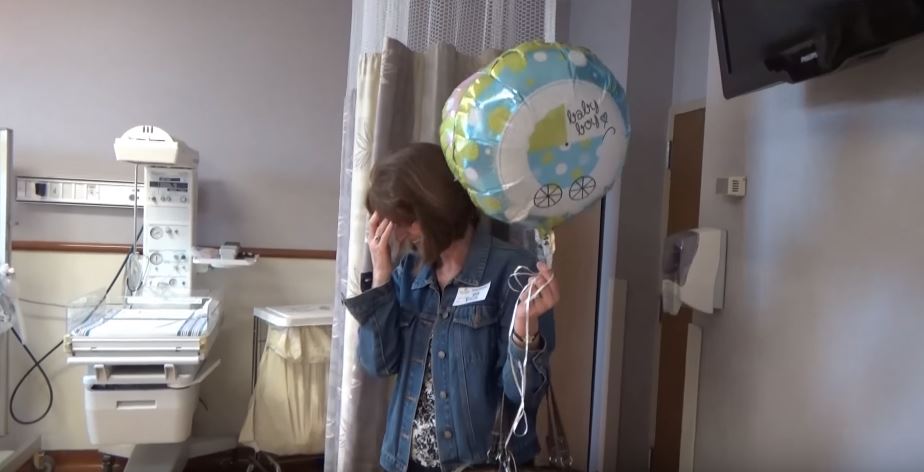 準爸媽一直不肯公布寶寶性別，親友乾脆衝來醫院「一掀開門簾所有人驚喜大叫」！