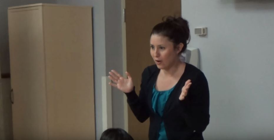 準爸媽一直不肯公布寶寶性別，親友乾脆衝來醫院「一掀開門簾所有人驚喜大叫」！