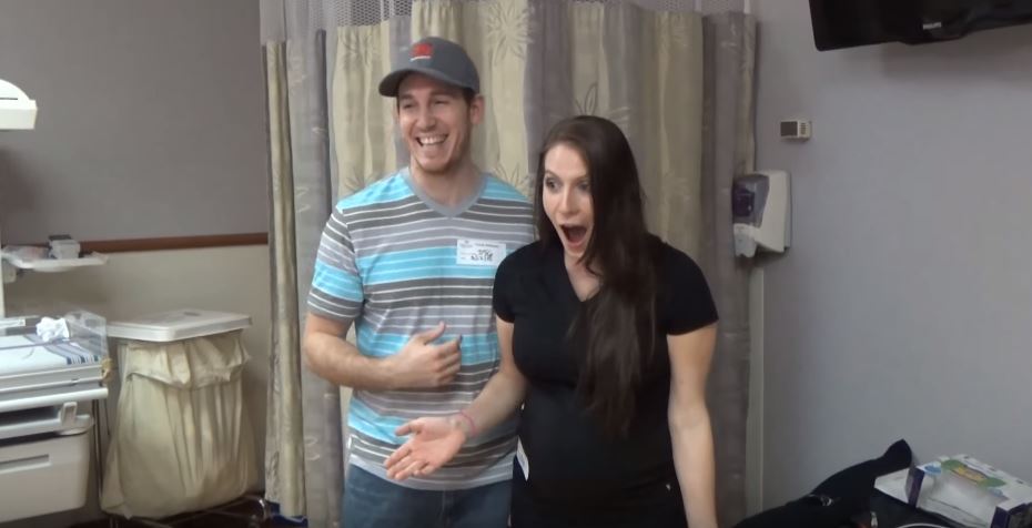 準爸媽一直不肯公布寶寶性別，親友乾脆衝來醫院「一掀開門簾所有人驚喜大叫」！